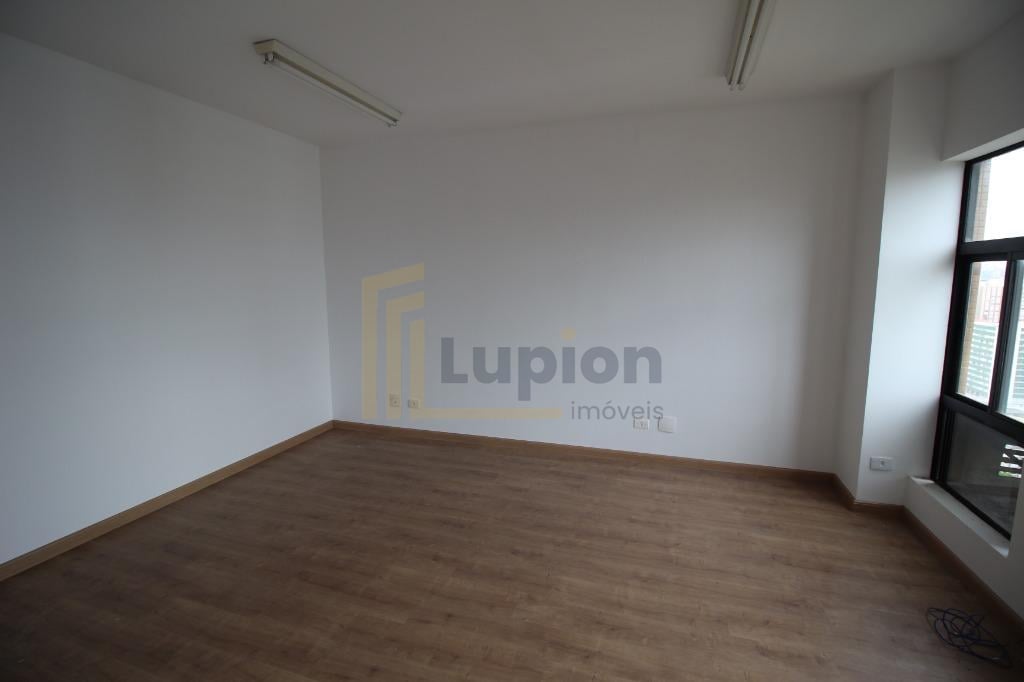 Sala Comercial Ampla no Edifício Sobral Pinto  Centro Cívico, ...