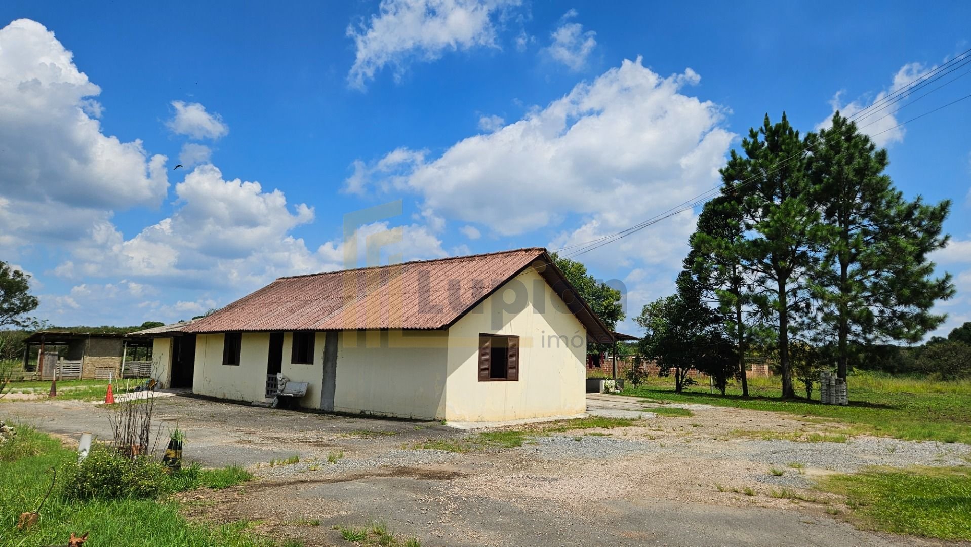Área rural e urbana a 3 km do centro de Araucária com casa de ...