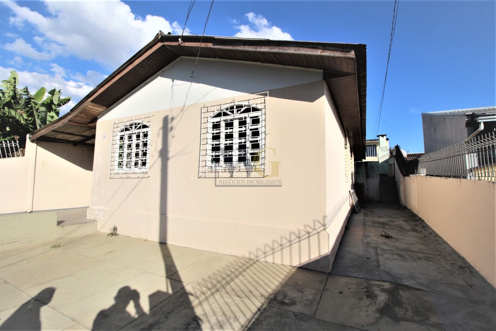 Terreno com 2 Casas à Venda em Colombo, Espaço, Conforto e Óti...