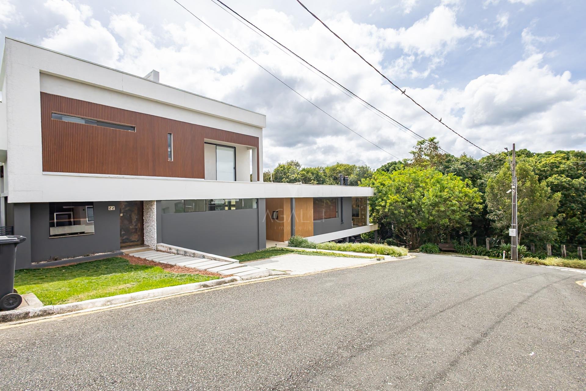 Casa Exclusiva em Condomínio, próximo ao Parque Tingui.