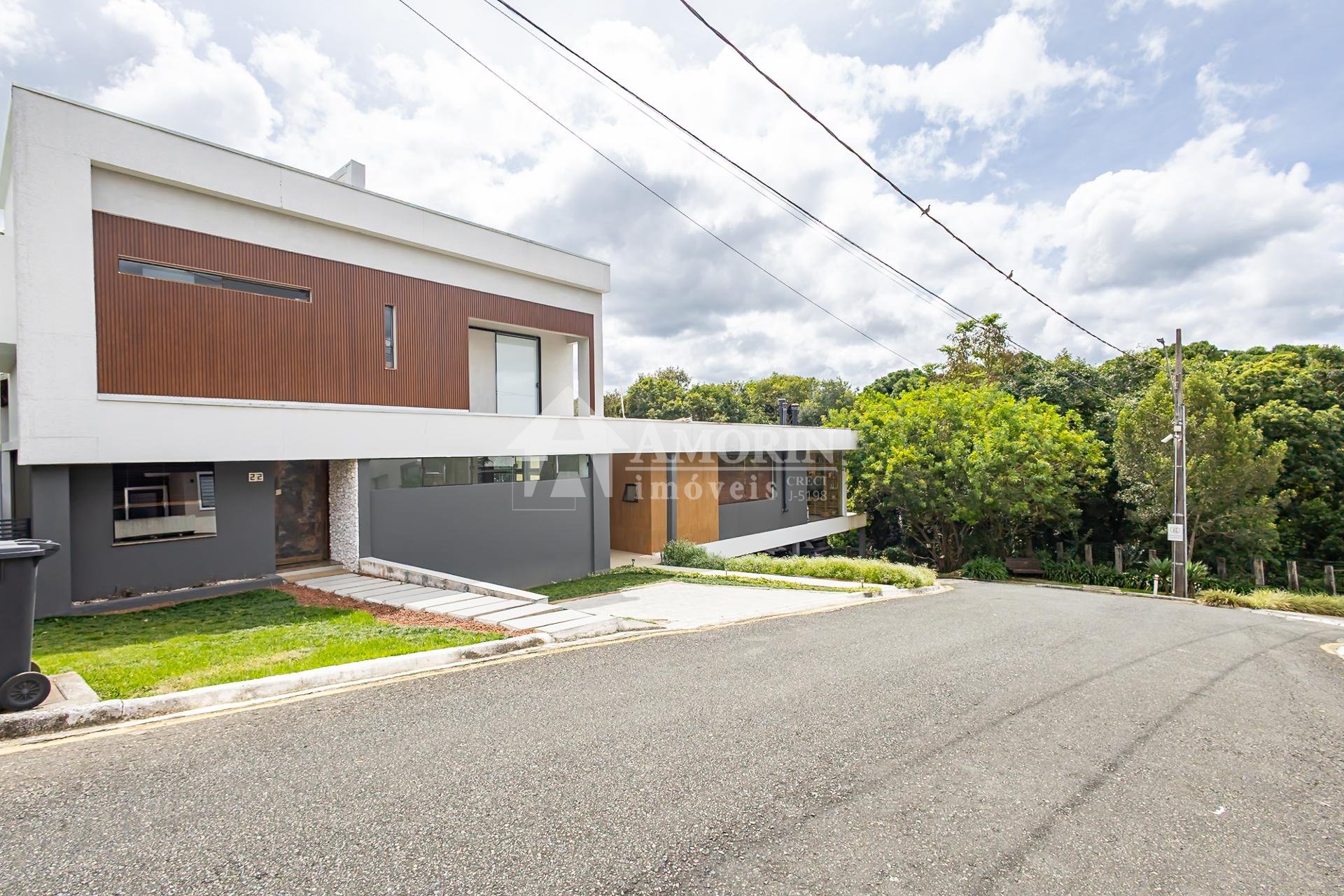 Casa Exclusiva em Condomínio, próximo ao Parque Tingui.
