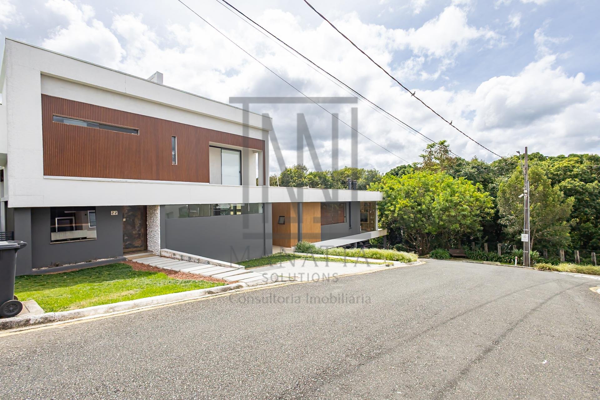 Casa Exclusiva em Condomínio, próximo ao Parque Tingui.