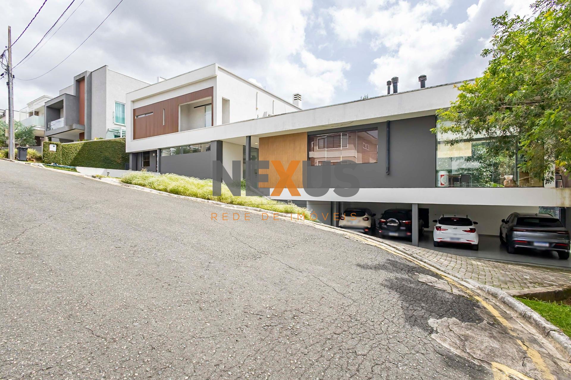 Casa Exclusiva em Condomínio, próximo ao Parque Tingui.