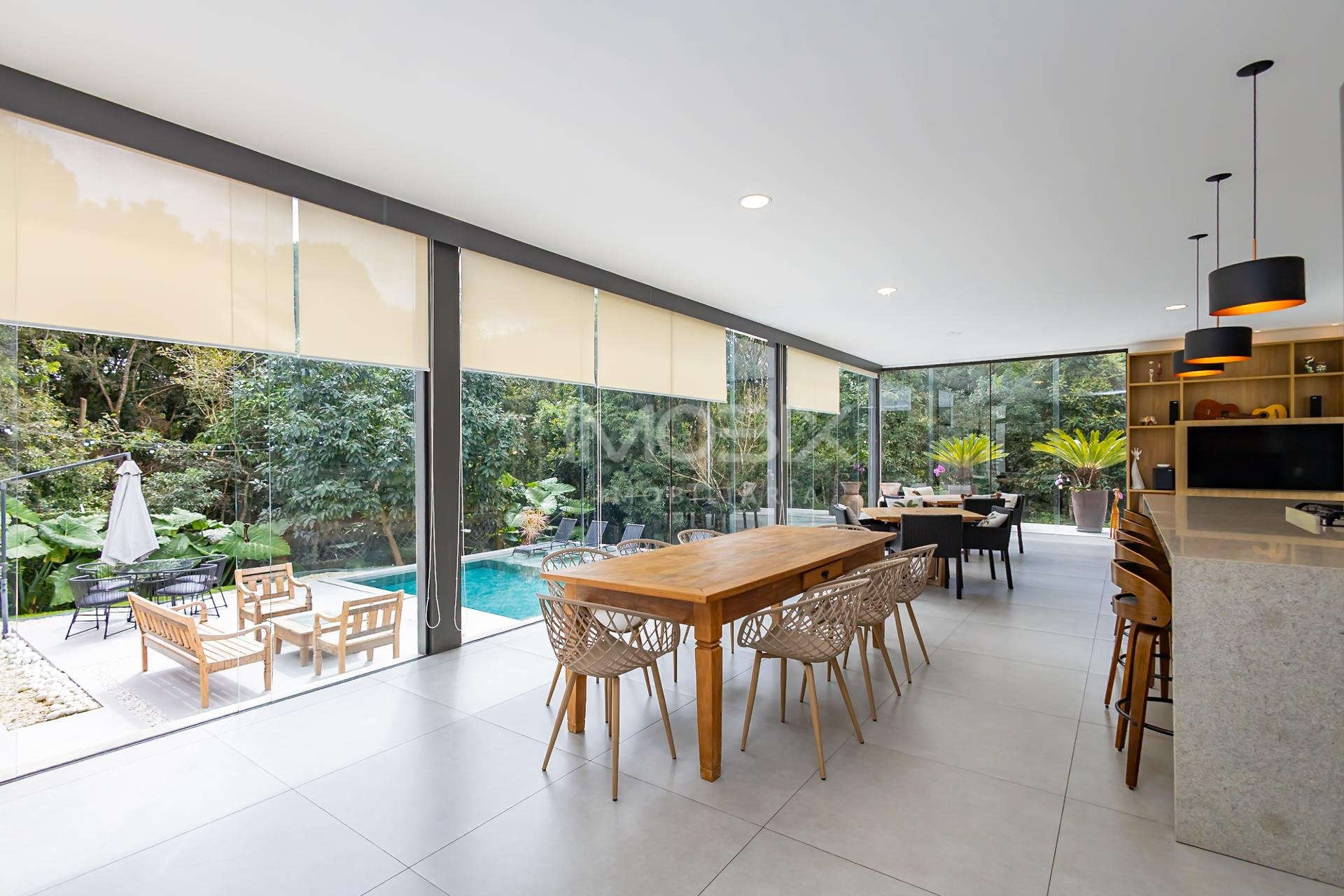 Casa Exclusiva em Condomínio, próximo ao Parque Tingui.