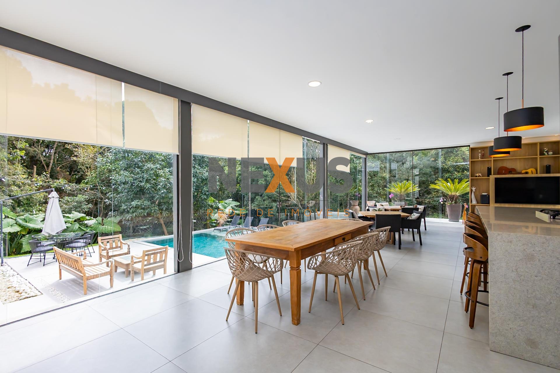 Casa Exclusiva em Condomínio, próximo ao Parque Tingui.