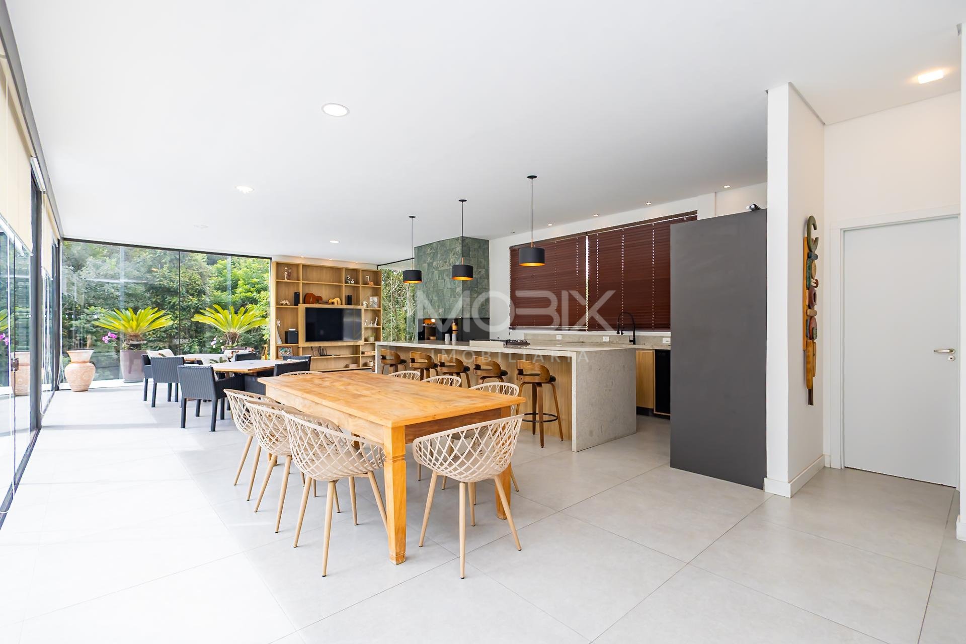Casa Exclusiva em Condomínio, próximo ao Parque Tingui.