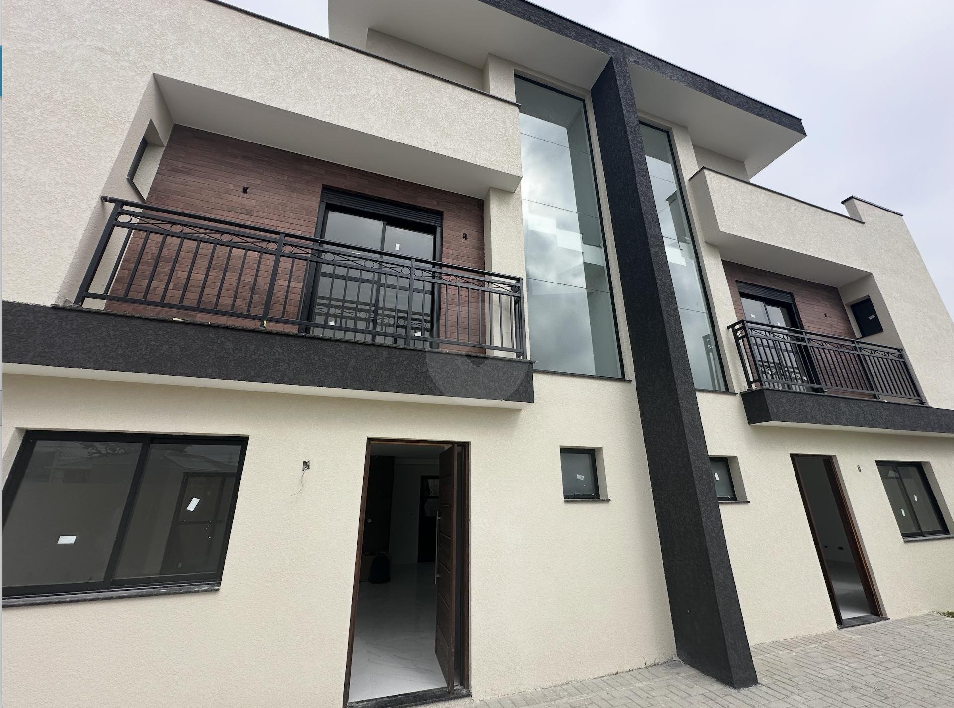 Sobrado novo no Uberaba, Curitiba PR, com 3 quartos  1 suíte , terraço, churrasqueira.