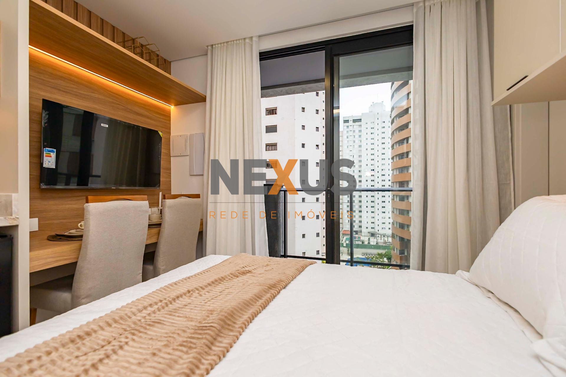 Studio novíssimo, em andar alto, no Batel, decorado, com lazer...