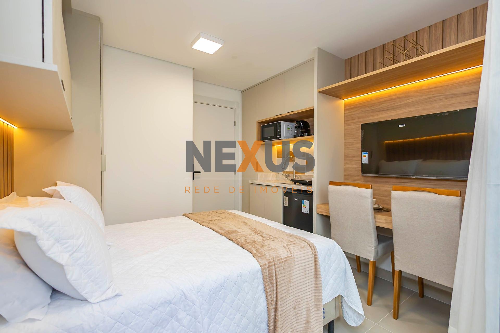 Studio novíssimo, em andar alto, no Batel, decorado, com lazer...