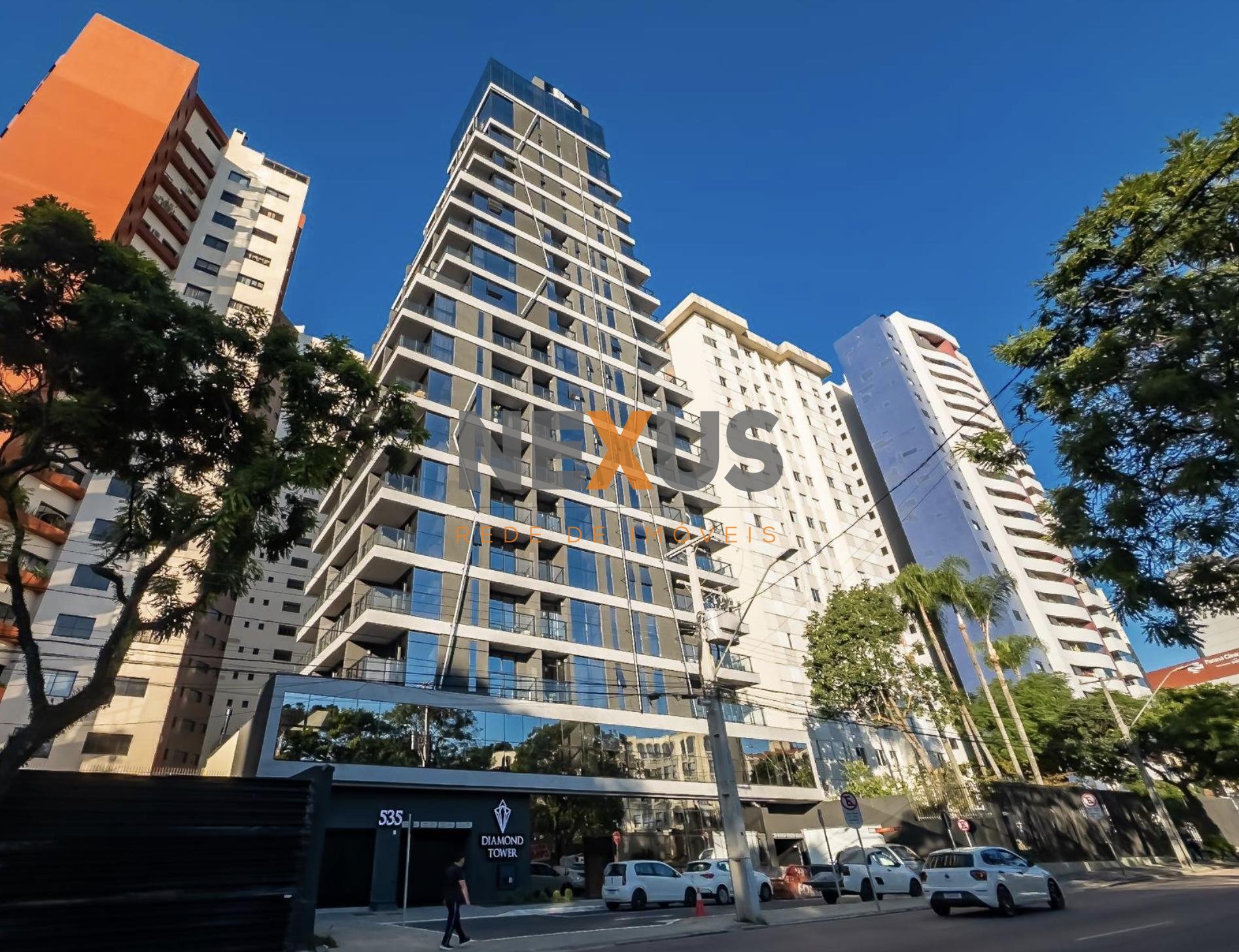 Studio novíssimo, em andar alto, no Batel, decorado, com lazer...