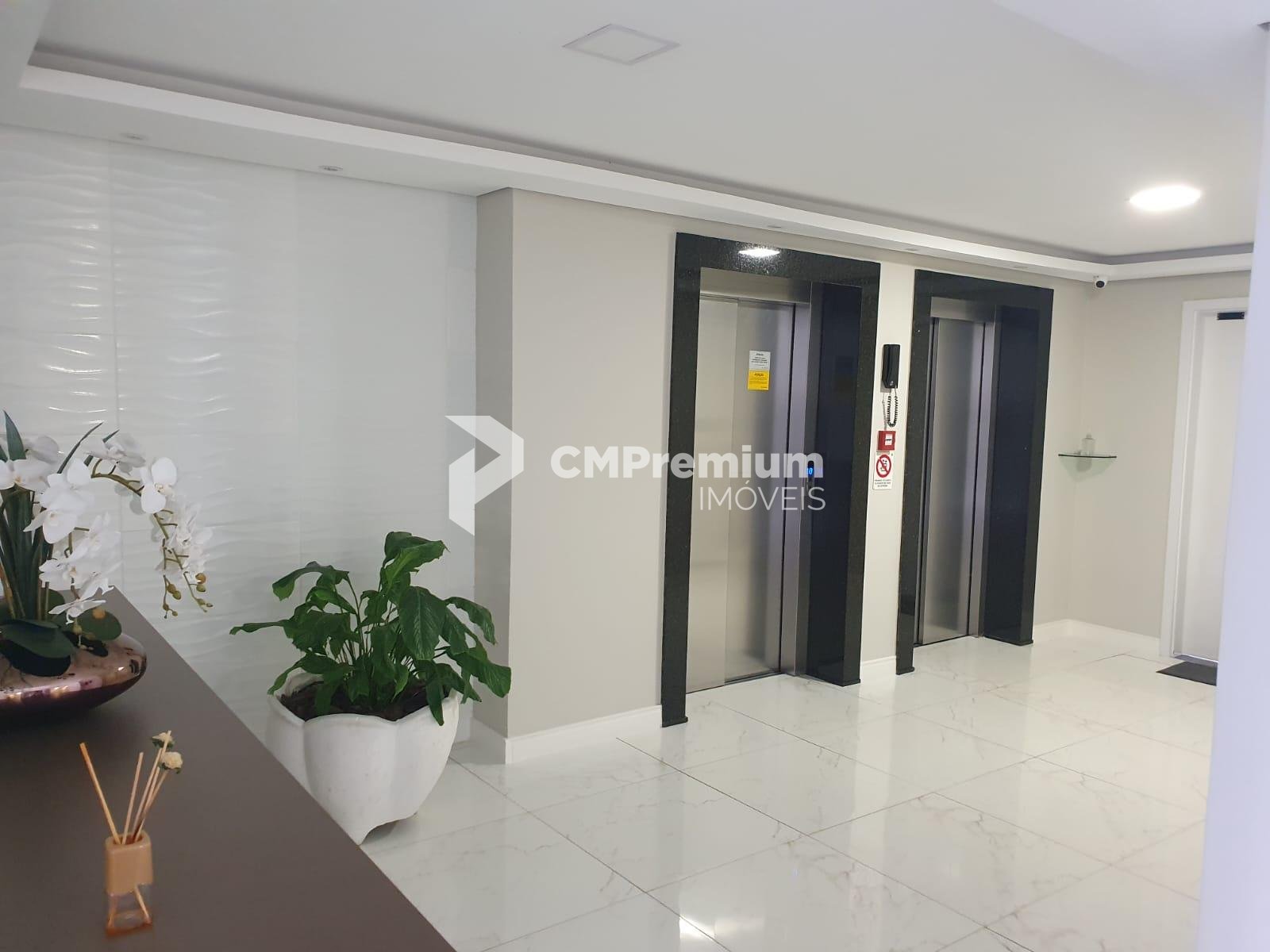 Apartamento a venda com 2 dormitórios, 113 m2, 2 vagas, Uvaran...