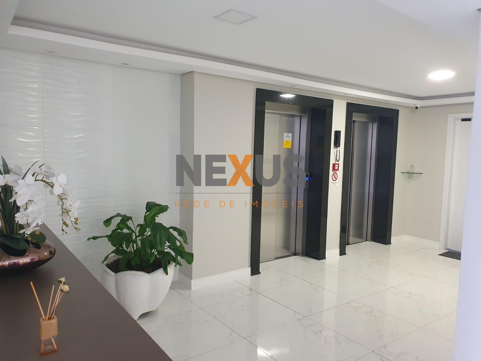 Apartamento a venda com 2 dormitórios, 113 m2, 2 vagas, Uvaran...