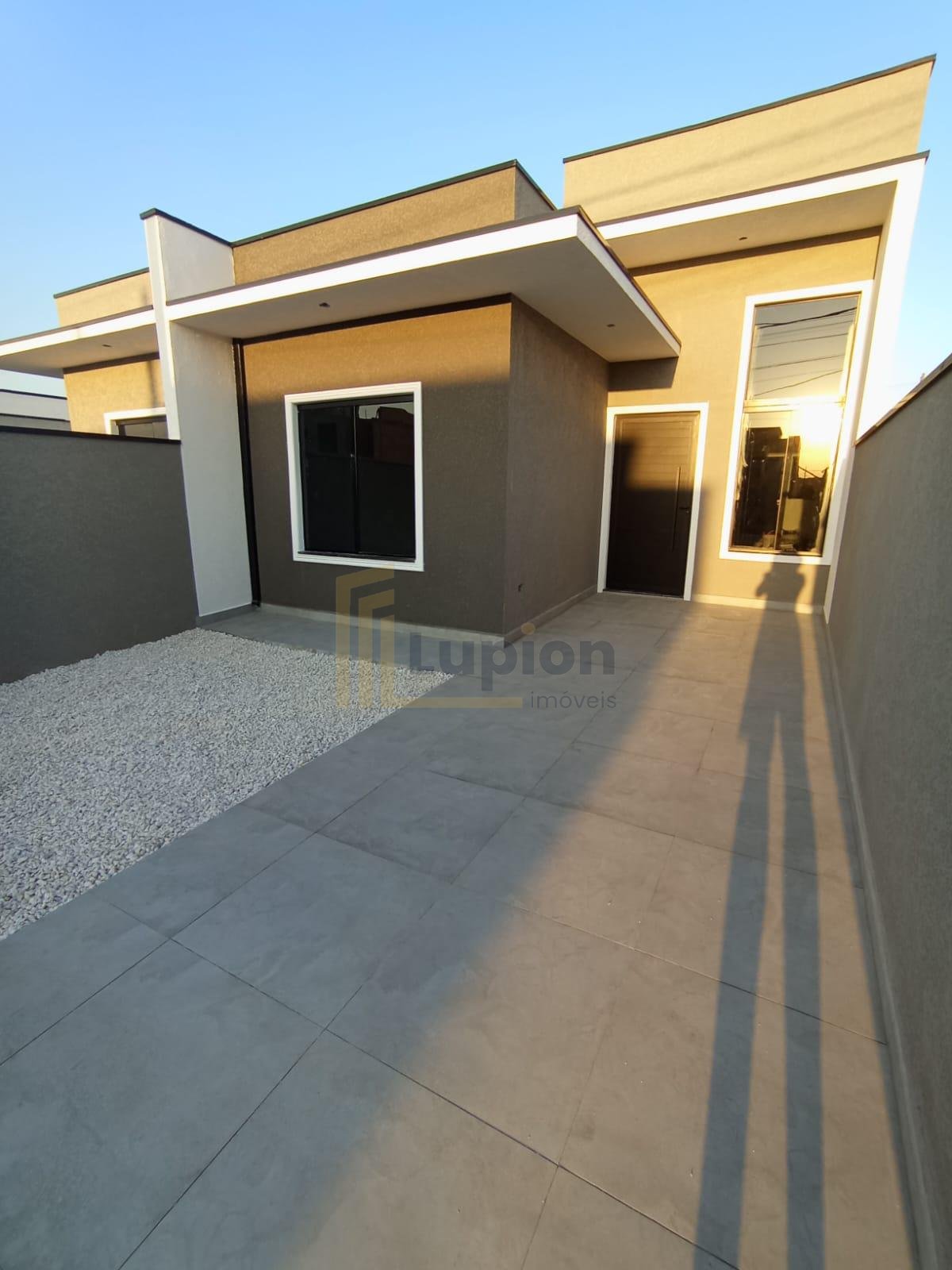 Casa à venda 3 quartos com suíte | Pé direito alto e espaço go...