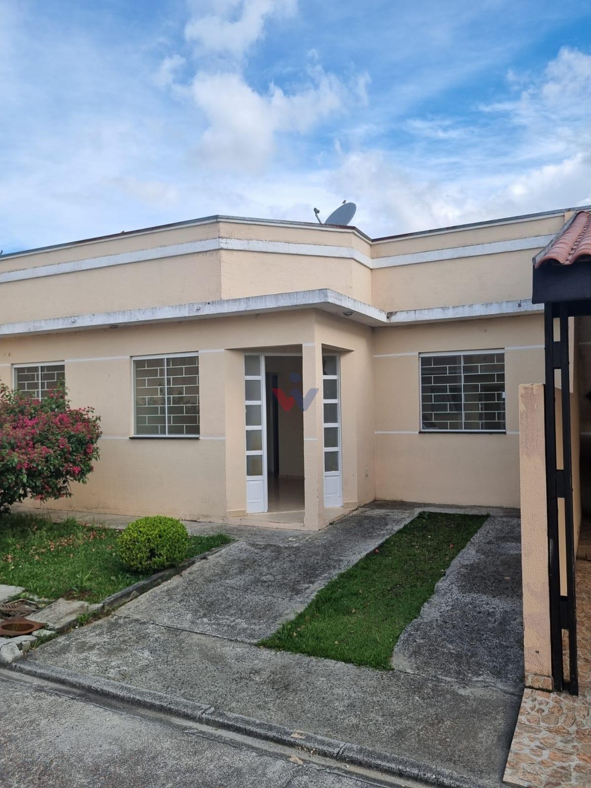 Casa com 3 Quartos em Condomínio - Frente ao Parque da Lagoa