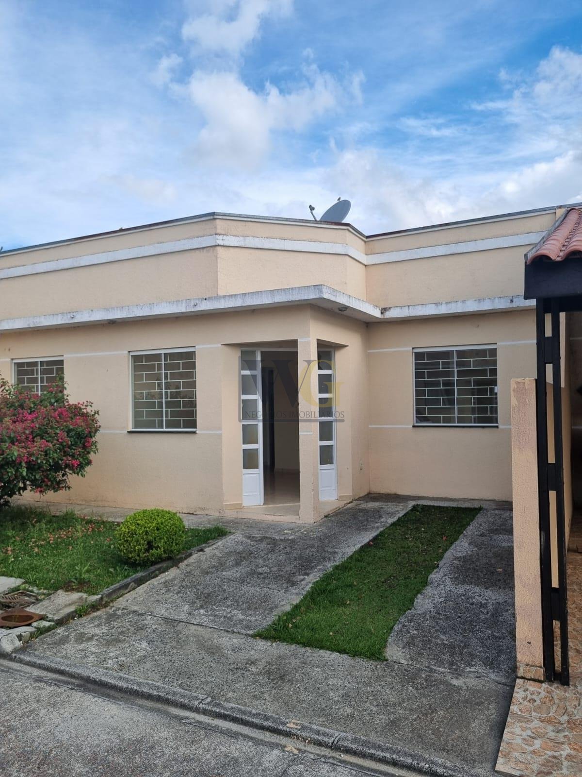 Casa com 3 Quartos em Condomínio - Frente ao Parque da Lagoa