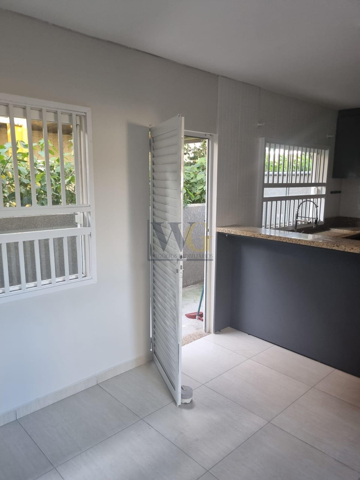 Sobrado reformado à venda, à 150m da praia Itapema do Saí, em ...