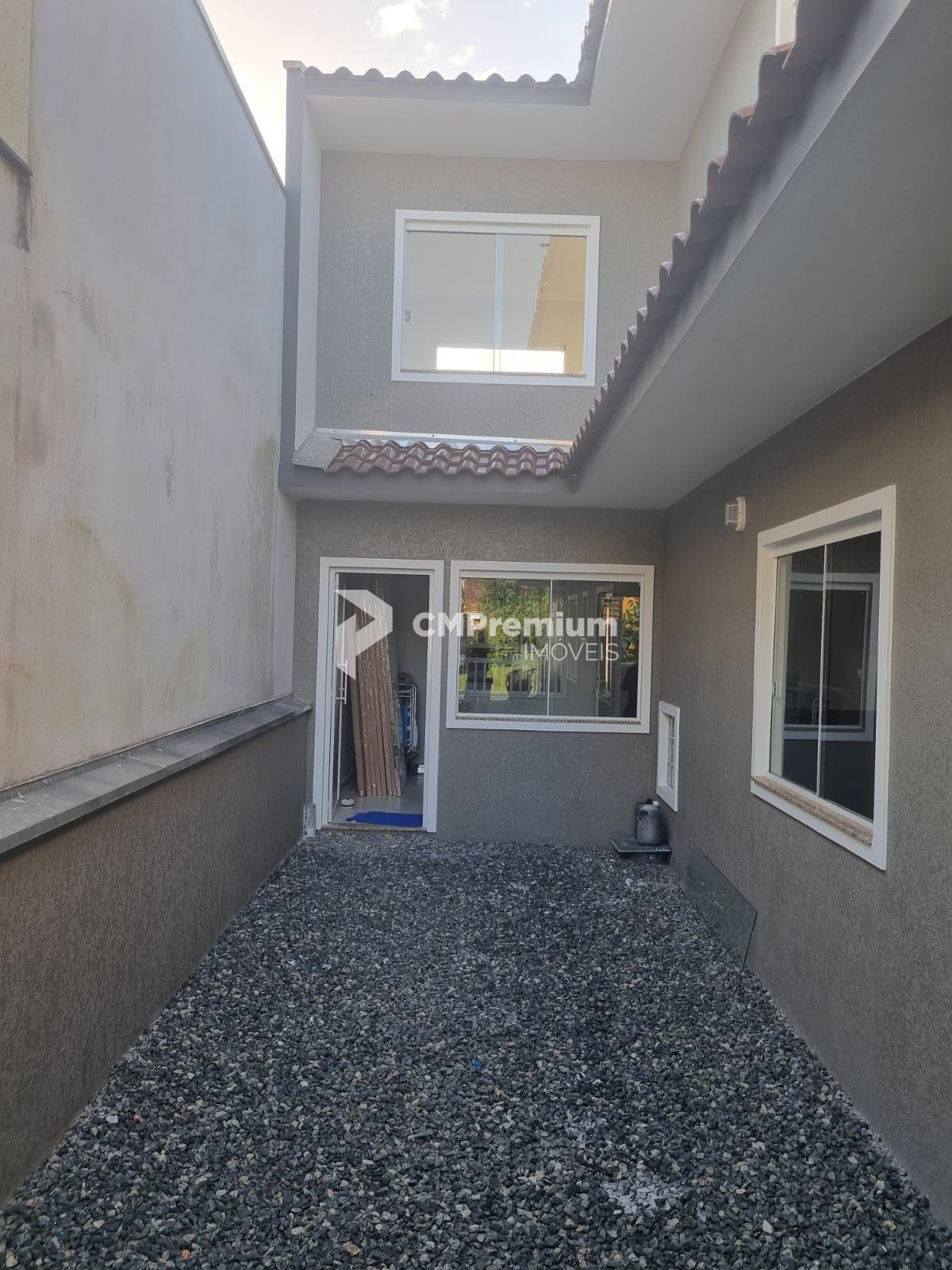 Sobrado reformado à venda, à 150m da praia Itapema do Saí, em ...