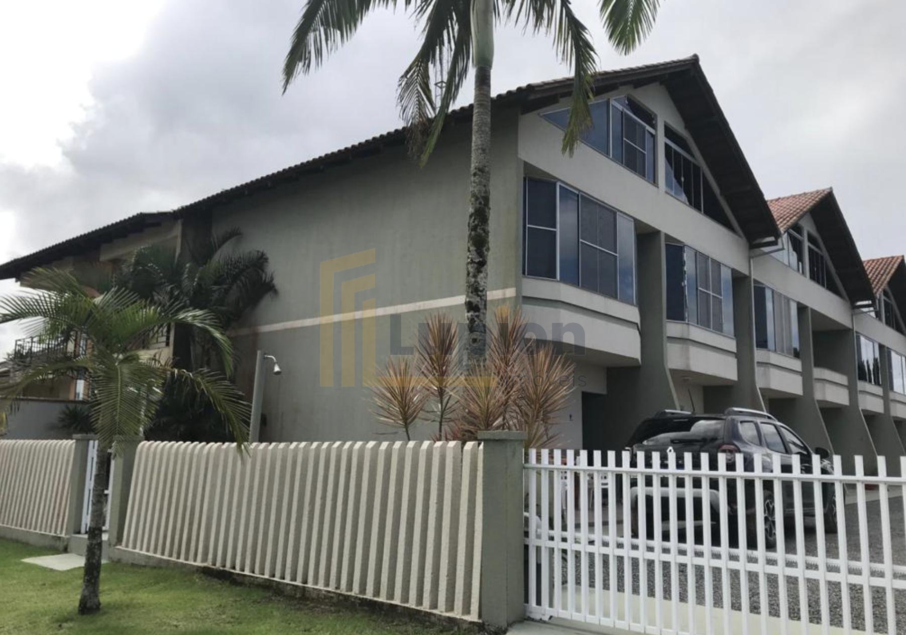 Sobrado à venda, 150m do mar, em condomínio fechado no Volta a...