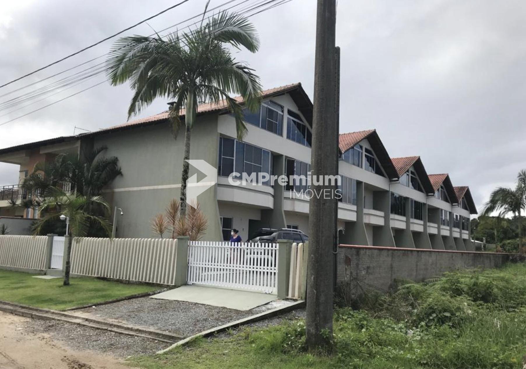 Sobrado à venda, 150m do mar, em condomínio fechado no Volta a...