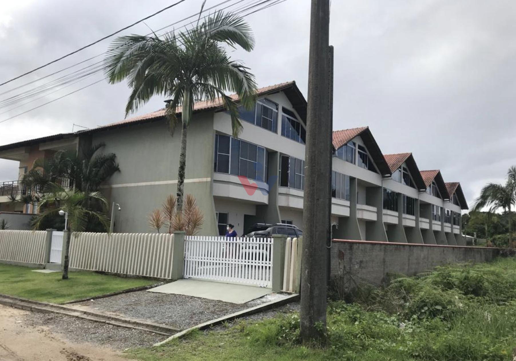 Sobrado à venda, 150m do mar, em condomínio fechado no Volta a...