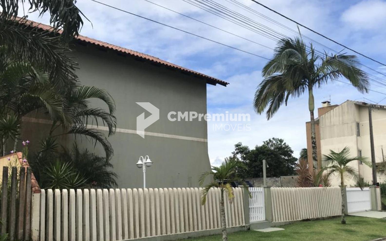 Sobrado à venda, 150m do mar, em condomínio fechado no Volta a...