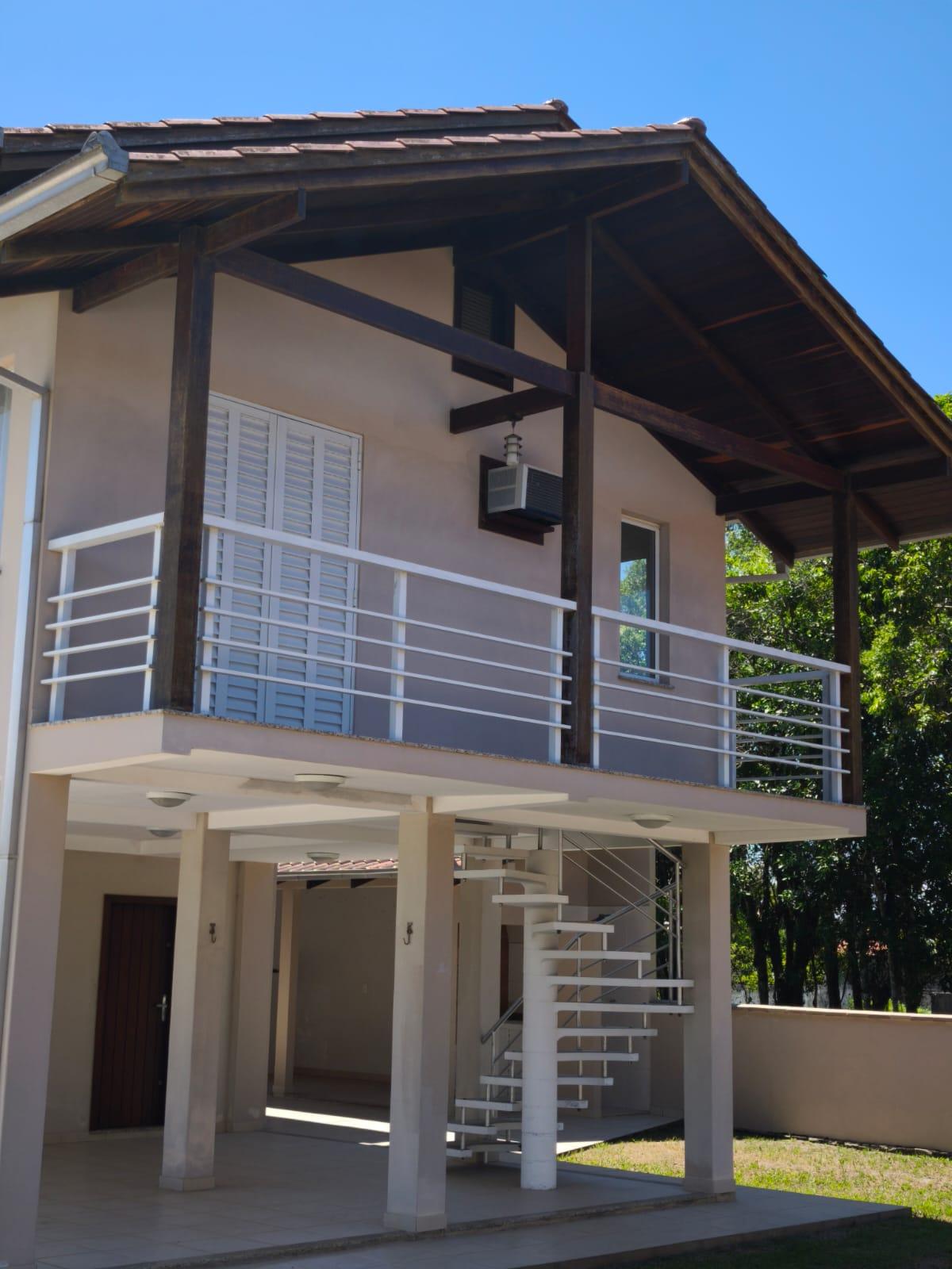 Casa à venda de 2 pavimentos com área gourmet, na Barra do Saí...