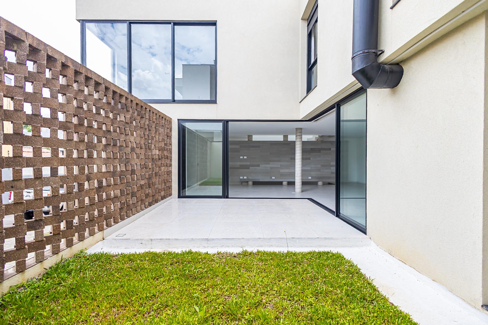 Casa à venda, de alto padrão, face norte, em condomínio fechad...