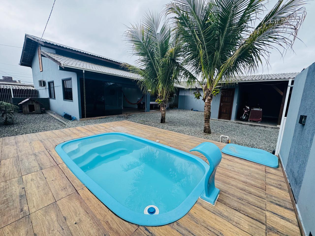 Casa com piscina aquecida à venda no Itacolomi - Piçarras SC, ...