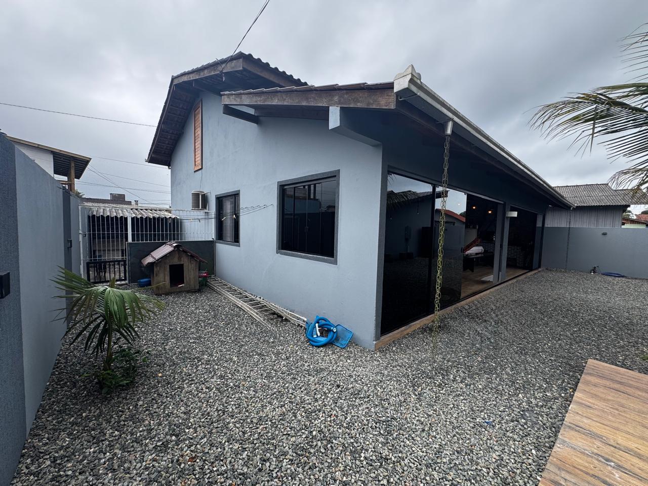 Casa com piscina aquecida à venda no Itacolomi - Piçarras SC, ...